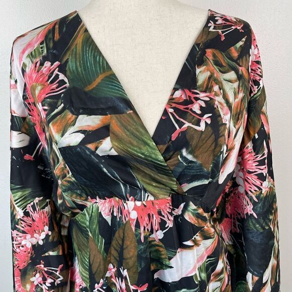 NWT Guess Floral V-Neck Top Size M - Picture 2 of 8